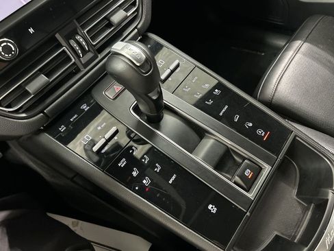 Used 2024 Porsche Macan image 18