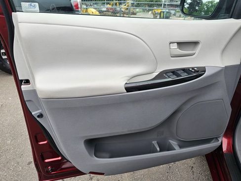 Used 2011 Toyota Sienna w/ Towing Pkg FWD image 22