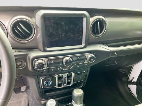 Used 2023 Jeep Gladiator Sport AWD/4WD image 19