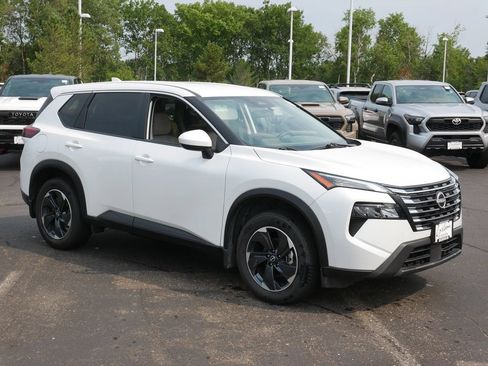 Used 2025 Nissan Rogue SV AWD/4WD image 2