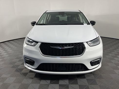 Used 2024 Chrysler Pacifica Touring-L image 7