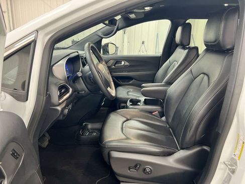 Used 2025 Chrysler Pacifica Select FWD image 19