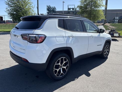 Used 2025 Jeep Compass Limited image 21