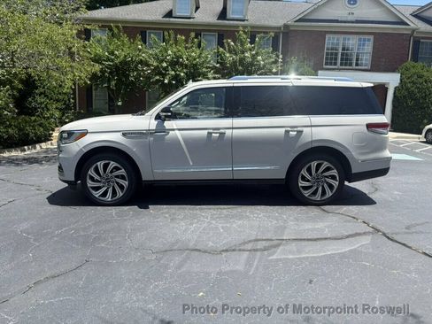 Used 2022 Lincoln Navigator Reserve AWD/4WD image 5