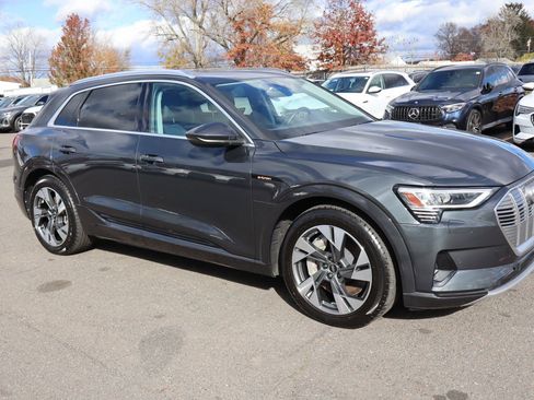Used 2021 Audi e-tron Premium w/ Towing Package image 3