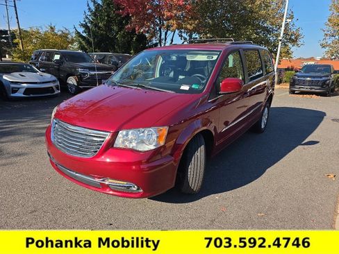Used 2013 Chrysler Town & Country Touring image 5
