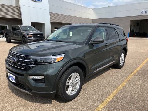 Used 2023 Ford Explorer XLT w/ Equipment Group 202A AWD/4WD image 2