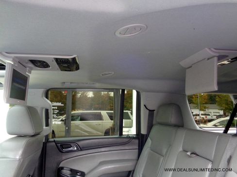 Used 2019 Chevrolet Suburban LT image 27