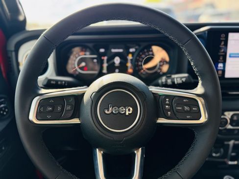 Used 2026 Jeep Wrangler Unlimited Sahara AWD/4WD image 24