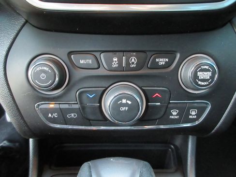 Used 2020 Jeep Cherokee Latitude FWD image 29