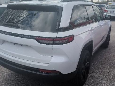 Used 2023 Jeep Grand Cherokee Altitude AWD/4WD image 3