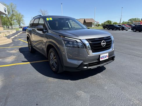 Used 2024 Nissan Pathfinder SV FWD image 3