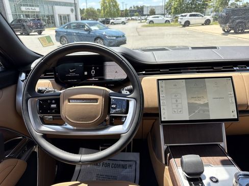 New 2025 Land Rover Range Rover SE image 4
