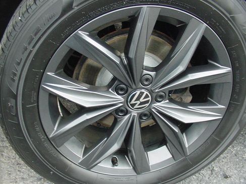 Used 2022 Volkswagen Tiguan SE image 45