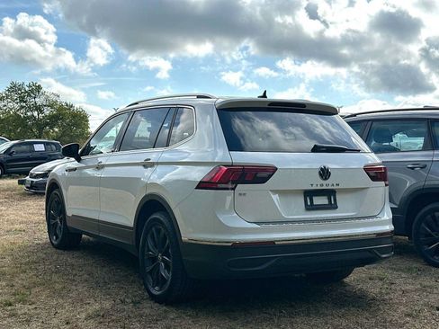 Used 2022 Volkswagen Tiguan SE w/ Panoramic Sunroof Package FWD image 3