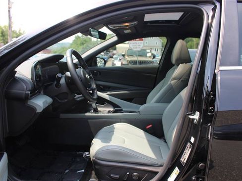 Used 2025 Hyundai Elantra Limited FWD image 10