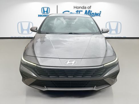 Used 2024 Hyundai Elantra SE FWD image 2