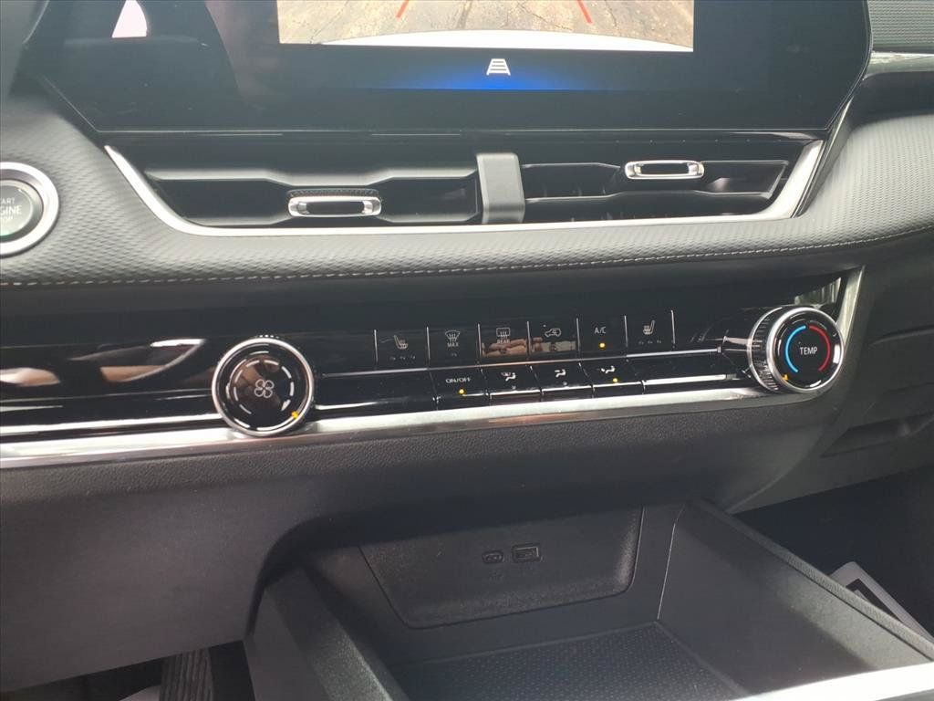 Used 2025 Chevrolet Equinox LT AWD/4WD image 11