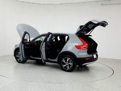 Certified 2025 Volvo XC40 B5 Core image 12