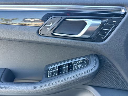 Certified 2025 Porsche Macan AWD/4WD image 12