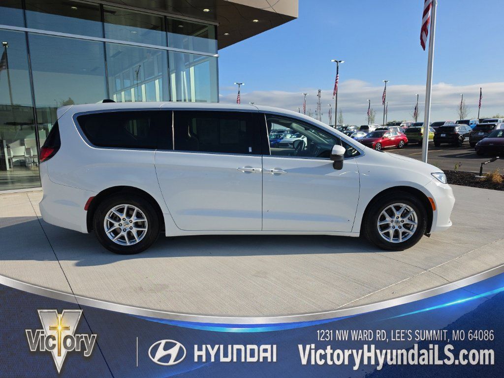 Used 2023 Chrysler Pacifica Touring-L FWD image 6