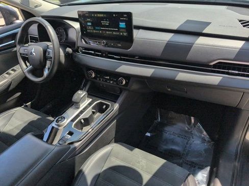 Used 2025 Mitsubishi Outlander SE FWD image 32