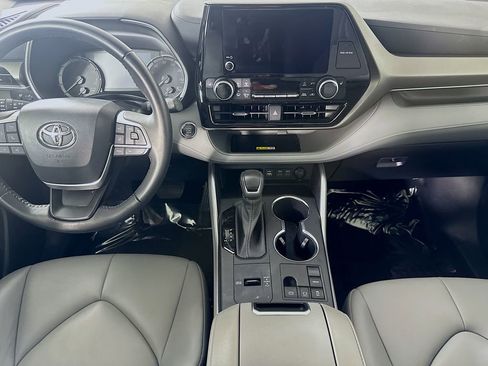 Used 2023 Toyota Highlander XLE image 17