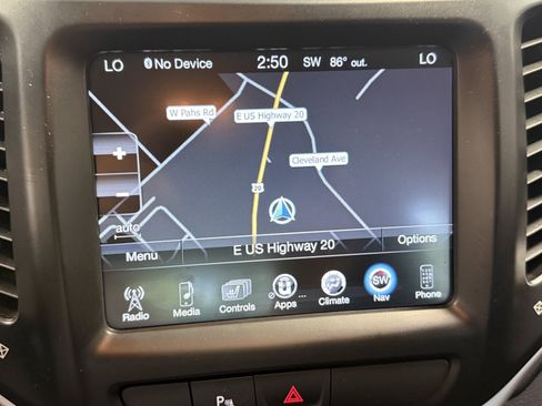 Used 2018 Jeep Cherokee Overland AWD/4WD image 10