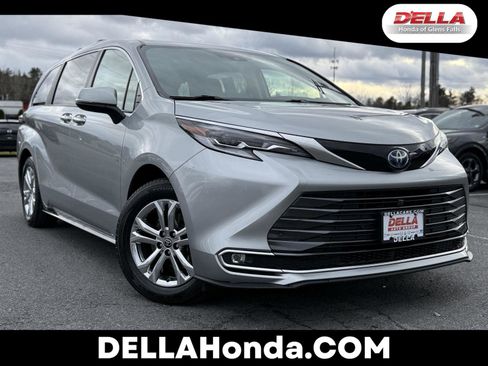 Used 2022 Toyota Sienna Platinum image 1