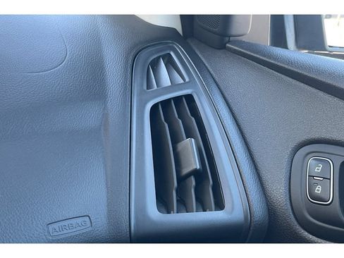 Used 2018 Ford Focus SE FWD image 29