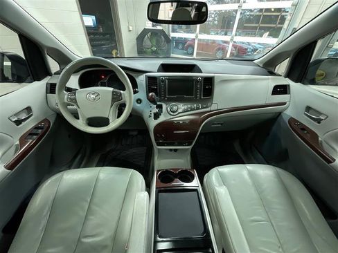Used 2011 Toyota Sienna XLE w/ Premium Pkg image 20