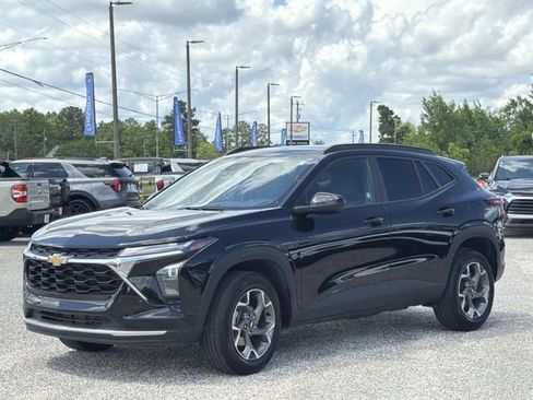 Used 2025 Chevrolet Trax LT w/ LT Convenience Package FWD image 12