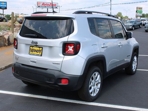 Used 2018 Jeep Renegade Latitude w/ Cold Weather Group AWD/4WD image 9