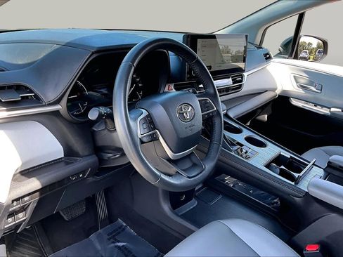 Certified 2025 Toyota Sienna XLE FWD image 17