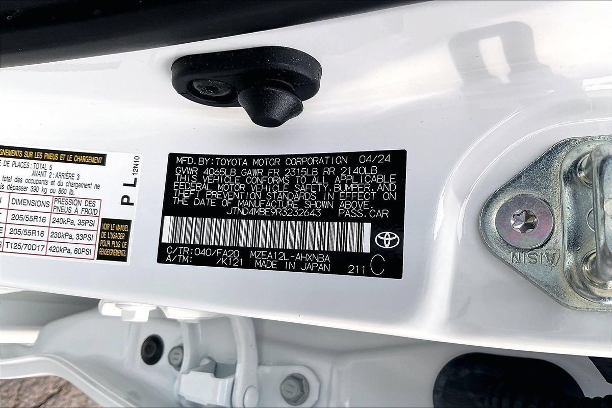 Used 2024 Toyota Corolla SE w/ SE Package FWD image 6