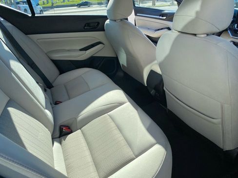 Used 2023 Nissan Altima 2.5 SV w/ SV Premium Package image 8