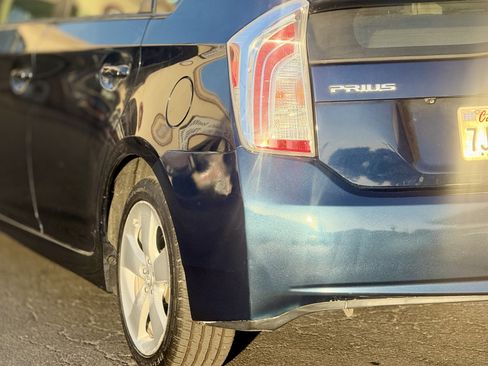 Used 2015 Toyota Prius Five FWD image 13