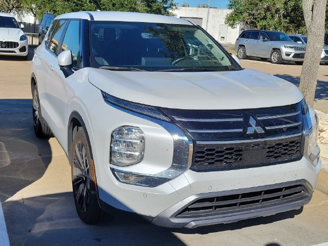 Used 2025 Mitsubishi Outlander SE FWD image 3