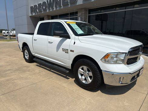 Used 2021 RAM 1500 Classic SLT w/ Luxury Group AWD/4WD image 3