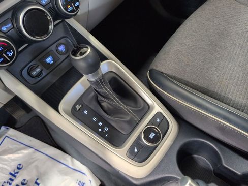 Certified 2021 Hyundai Venue FWD image 25