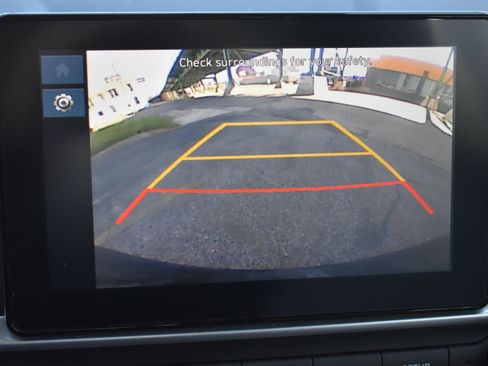 Used 2025 Hyundai Venue SEL FWD image 25
