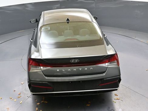 Certified 2025 Hyundai Elantra SE image 47