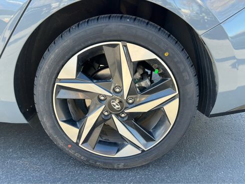 Used 2021 Hyundai Elantra Limited image 14