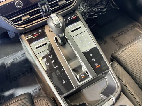 Used 2025 Porsche Macan AWD/4WD image 18