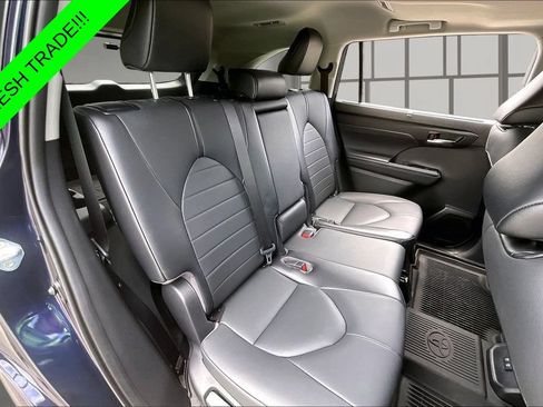 Used 2021 Toyota Highlander XLE AWD/4WD image 25