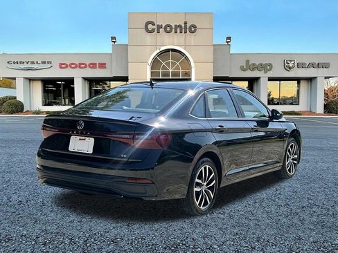 Used 2025 Volkswagen Jetta SE FWD image 3