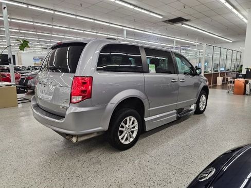 Used 2018 Dodge Grand Caravan SXT image 5