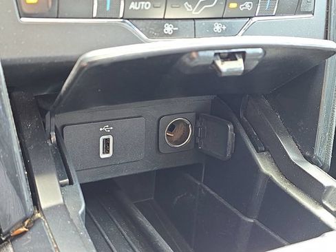 Used 2018 Ford Explorer XLT w/ Equipment Group 202A AWD/4WD image 18
