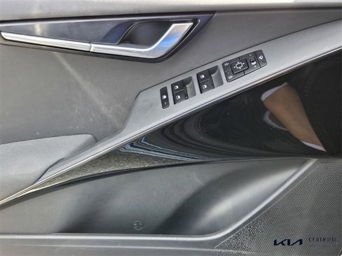 Certified 2023 Kia Niro EX Touring image 32