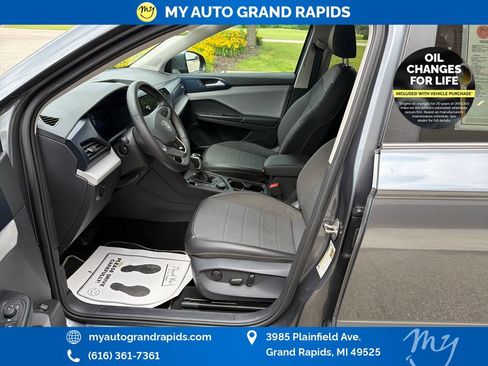 Used 2023 Volkswagen Taos SE w/ Panoramic Sunroof Package AWD/4WD image 9